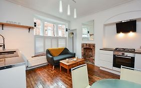 The Location- 1 Free Private Parking Space - 60 Second Walk 2 Minster!